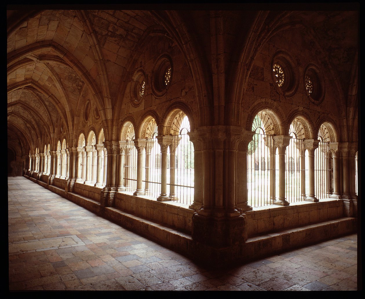 Utsikt över klostret i Cathedrale Sainte Thecle (Sainte-Thecle) i Tarragona av Romanesque