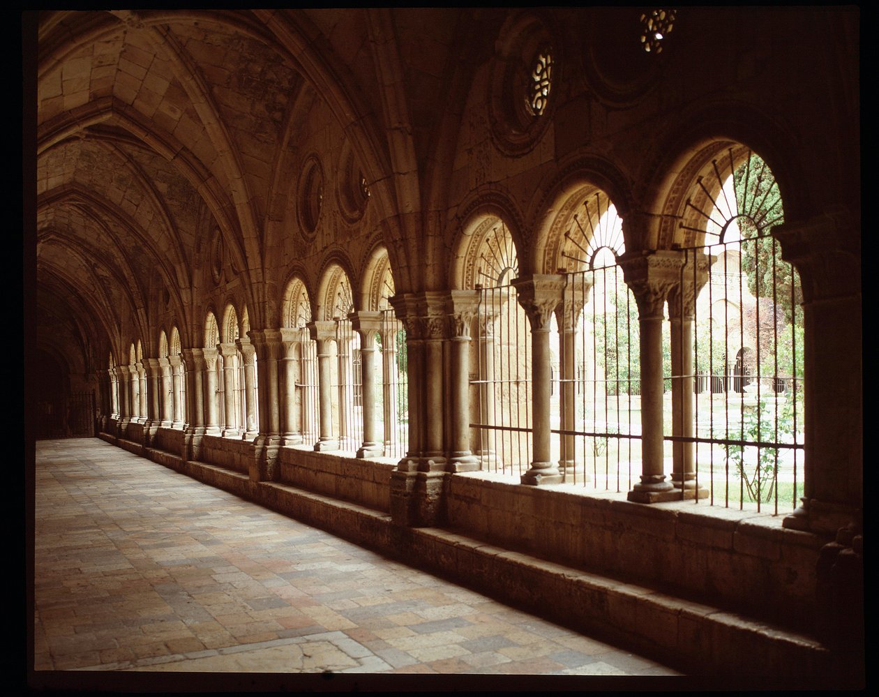 Utsikt över klostret i Cathedrale Sainte Thecle (Sainte-Thecle) i Tarragona av Romanesque