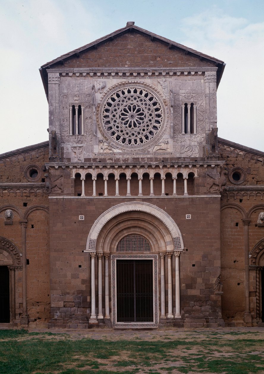 Vy över fasaden av kyrkan San Pietro (ca 1250, restauree 1870) Tuscania, Italien (Fasad av kyrkan St Peter (san Pietro), byggd omkring 1250 och restaurerad 1870, Tuscania, Italien) av Romanesque