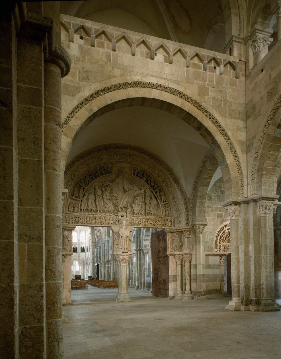 Vy över narthexen och den centrala trumhinnan som representerar apotrernas uppdrag. Basilica of Santa Maria Magdalene (Sainte Marie Madeleine (1096-1106), Vezelay, Yonne av Romanesque