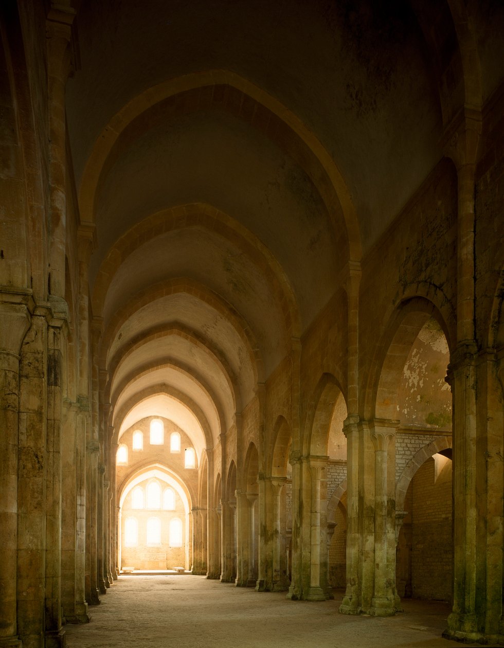 Utsikt över långhuset till kyrkan i cistercienserklostret grundad på 1100-talet. av Romanesque