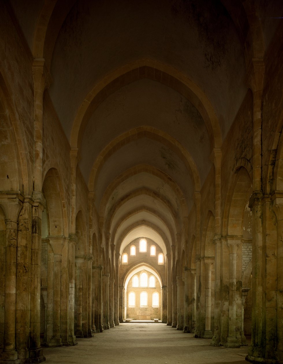 Utsikt över långhuset i kyrkan i cistercienserklostret grundad på 1100-talet. av Romanesque