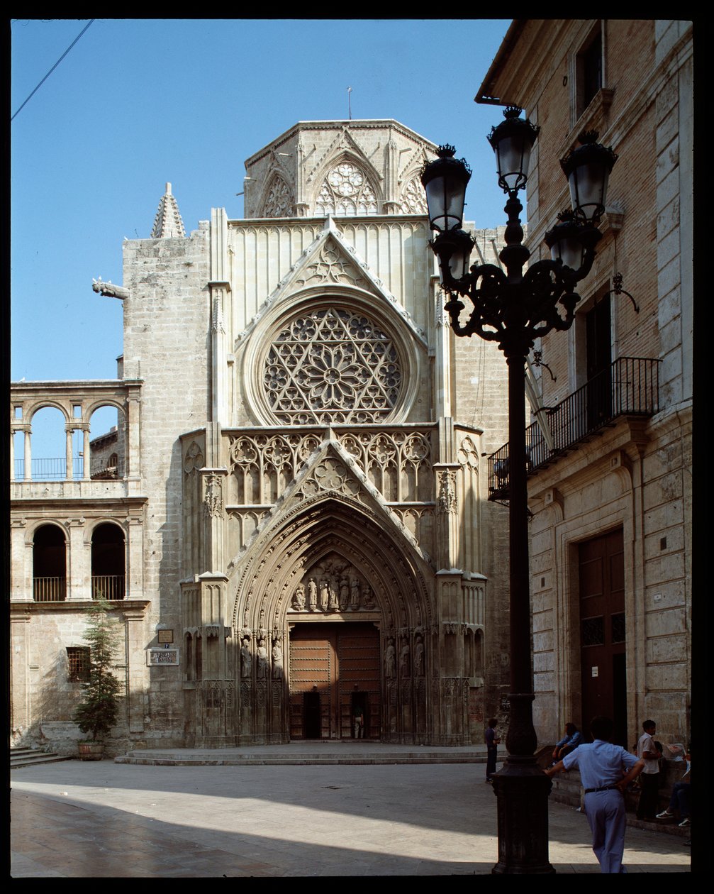 Vy över apostlarnas portal, katedralen i Valencia (Valencia) 1300-talet (Vy över apostlarnas portal, Valencia, Spanien) Spanien av Romanesque