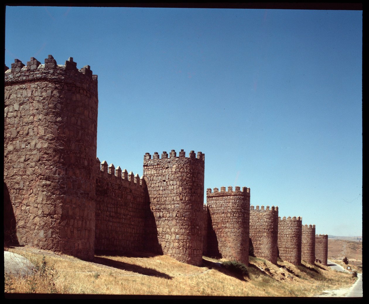 Utsikt över Avilas murar, Spanien (Utsikt över Avilas murar, Spanien) av Romanesque