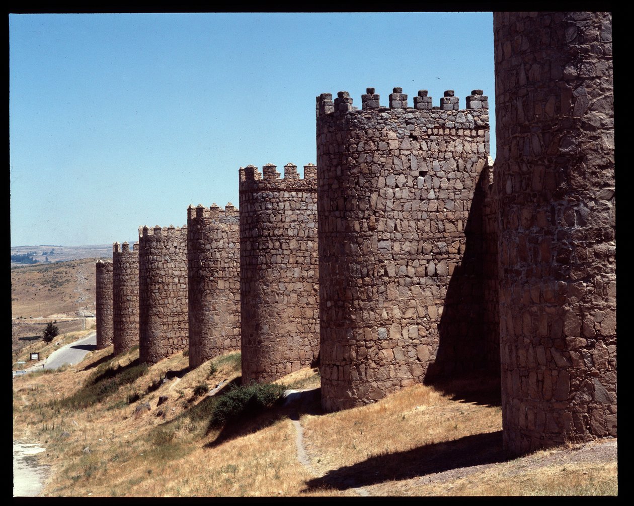 Utsikt över väggarna i Avila, Spanien (Utsikt över väggarna i Avila, Spanien) av Romanesque