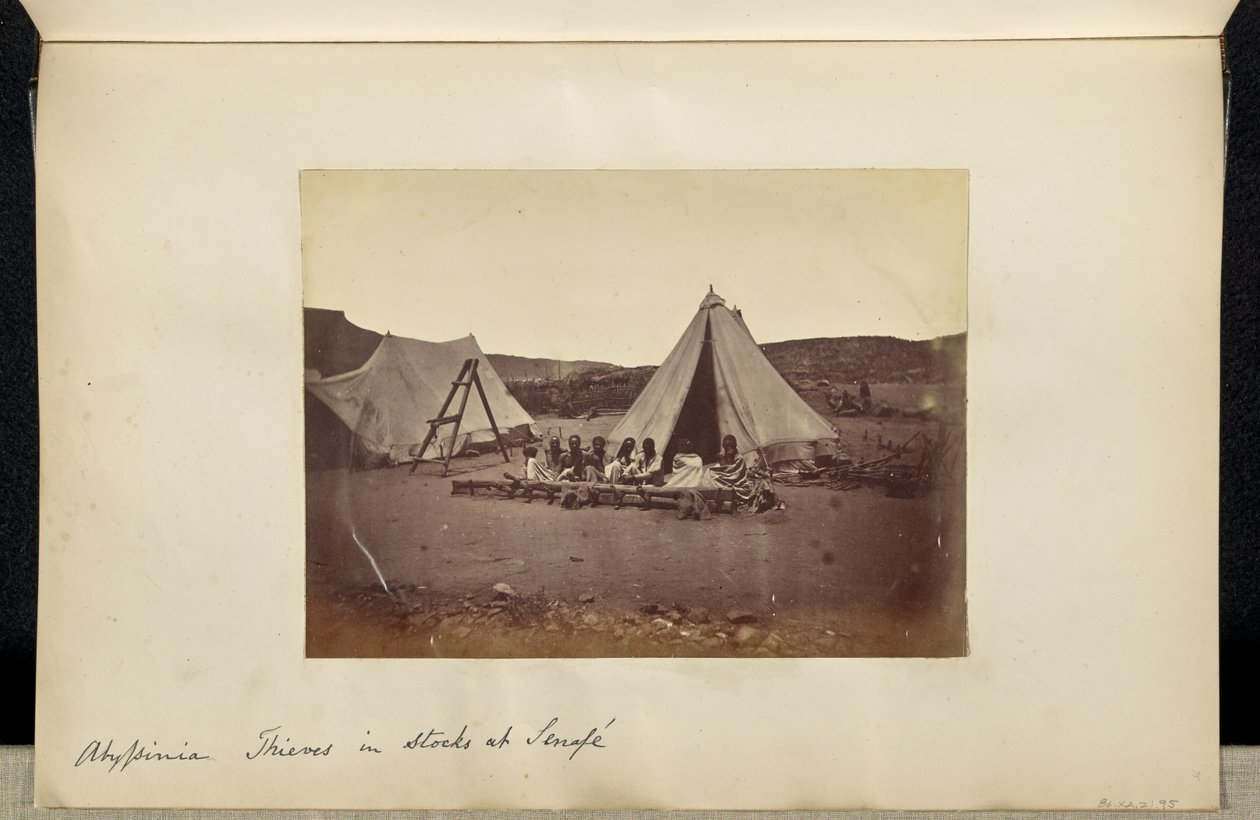 Abessinien. Tjuvar i lager på Senafe. av Ronald Ruthven Leslie Melville