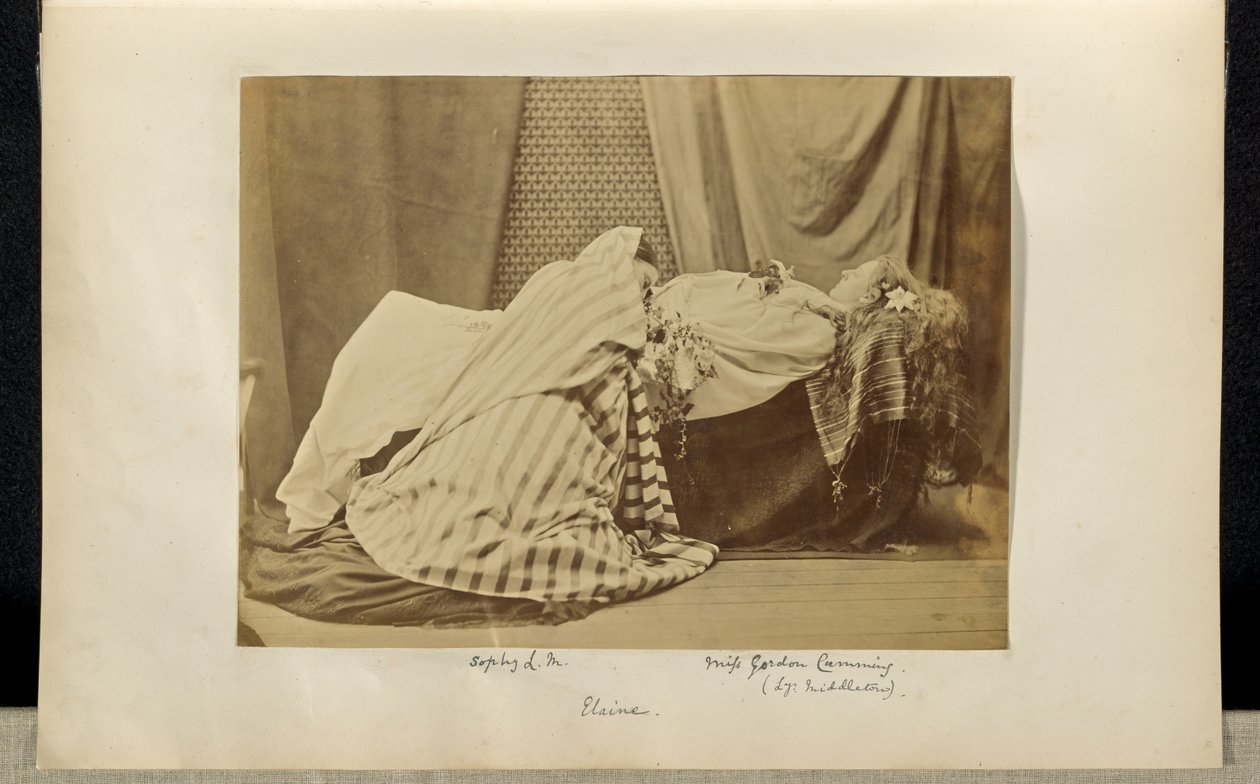 [Lady Middleton som "Elaine" och Sophy L.M. i Tableau Vivant ur "Idylls of the King"] av Ronald Ruthven Leslie Melville