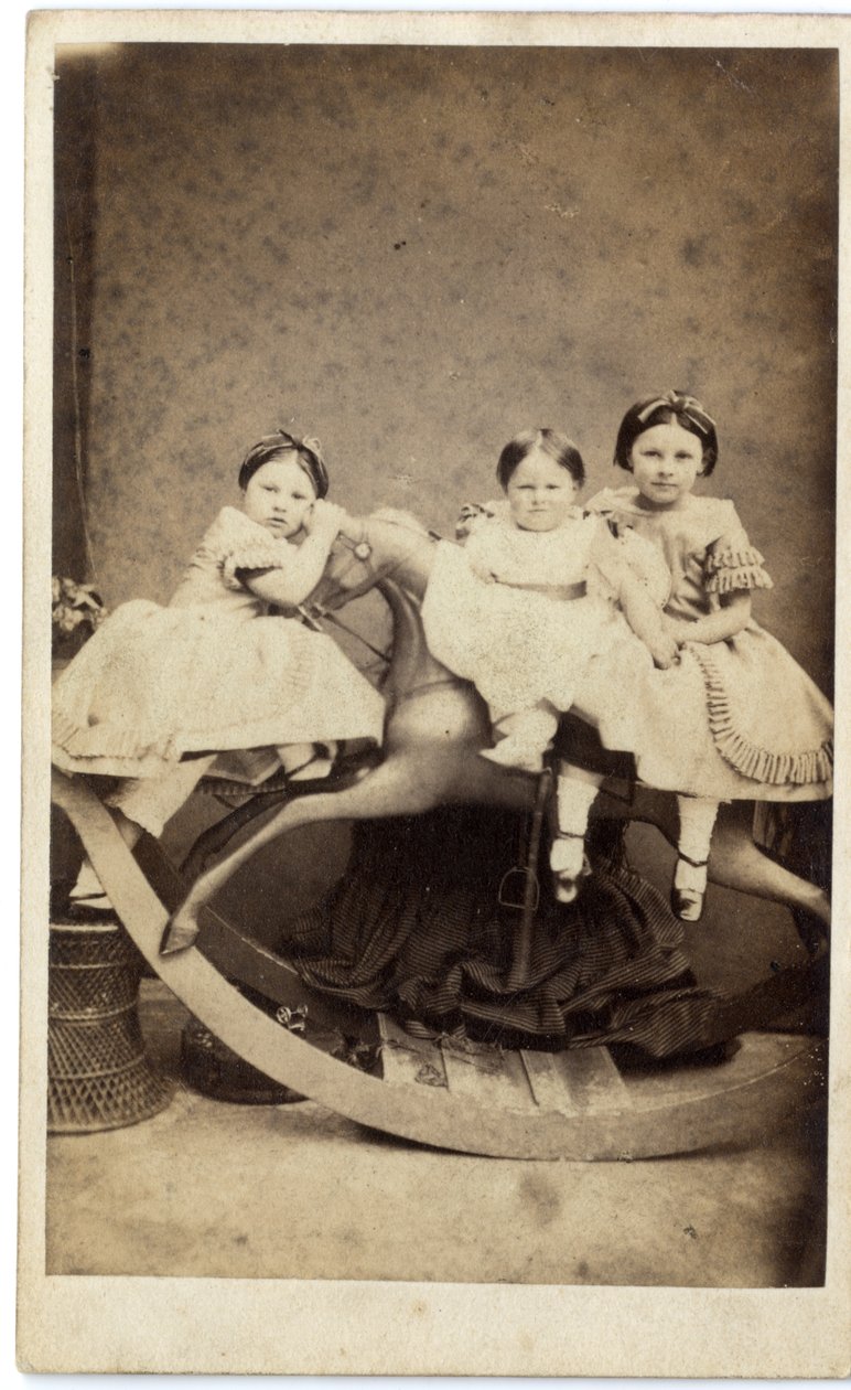 Tre flickor på gunghäst, 1860-talet (albumintryck) av Ross and Thompson after Ross and Thompson after