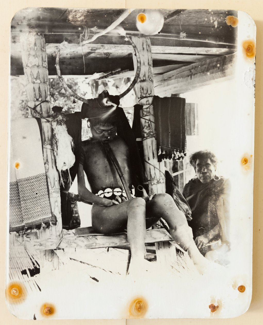 Ifugao lik i dödsstolen, 1919 (s/v foto) av Roy Barton