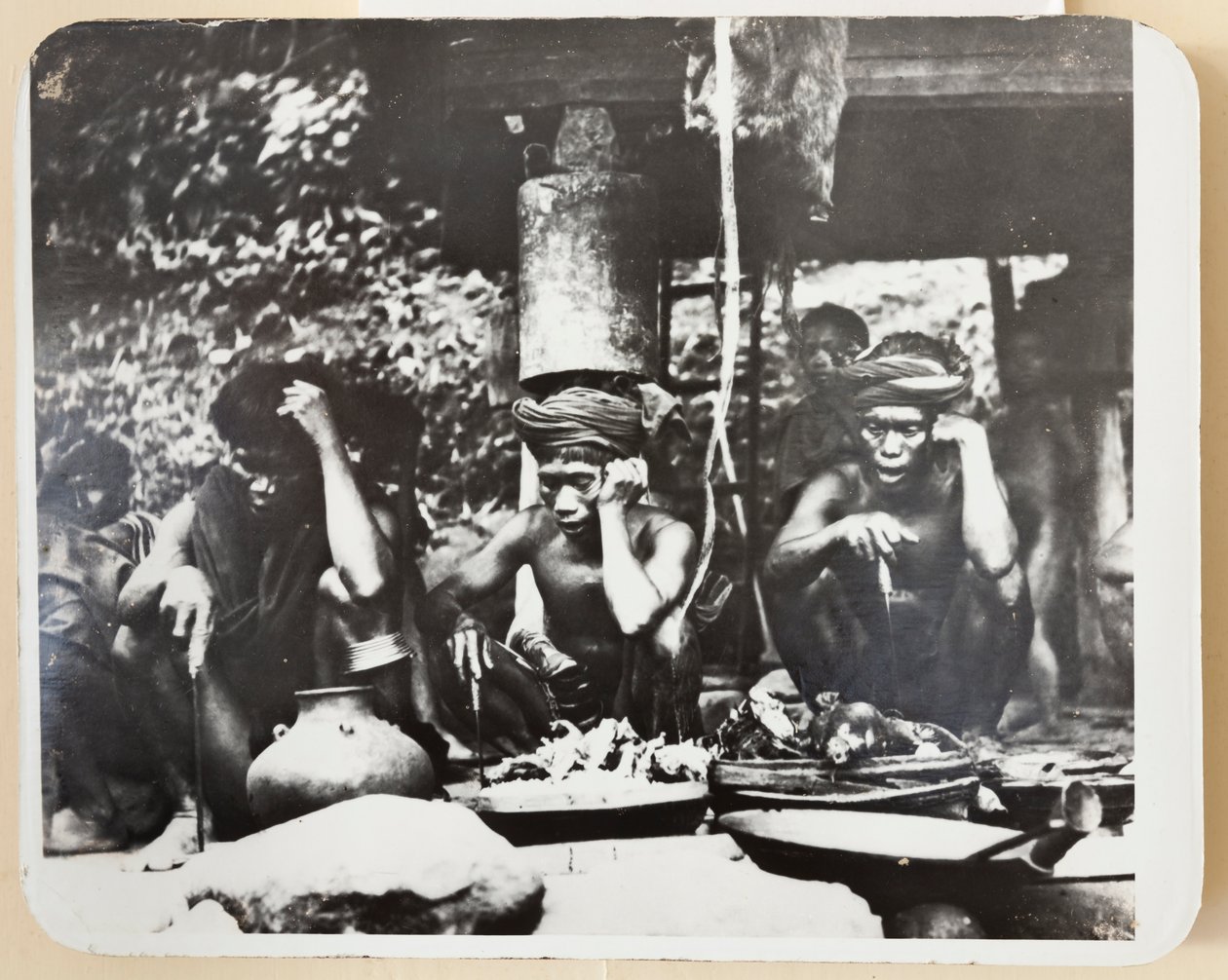 Ifugao-präster under en religiös ceremoni, 1910 (s/v-foto) av Roy Barton