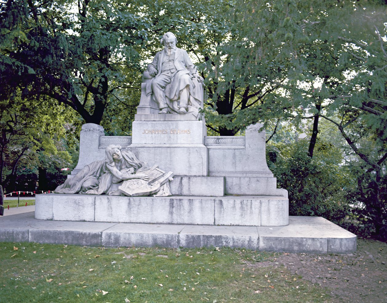 Monument till Johannes Brahms (1833-97) 1908 (marmor) av Rudolf von Weyr