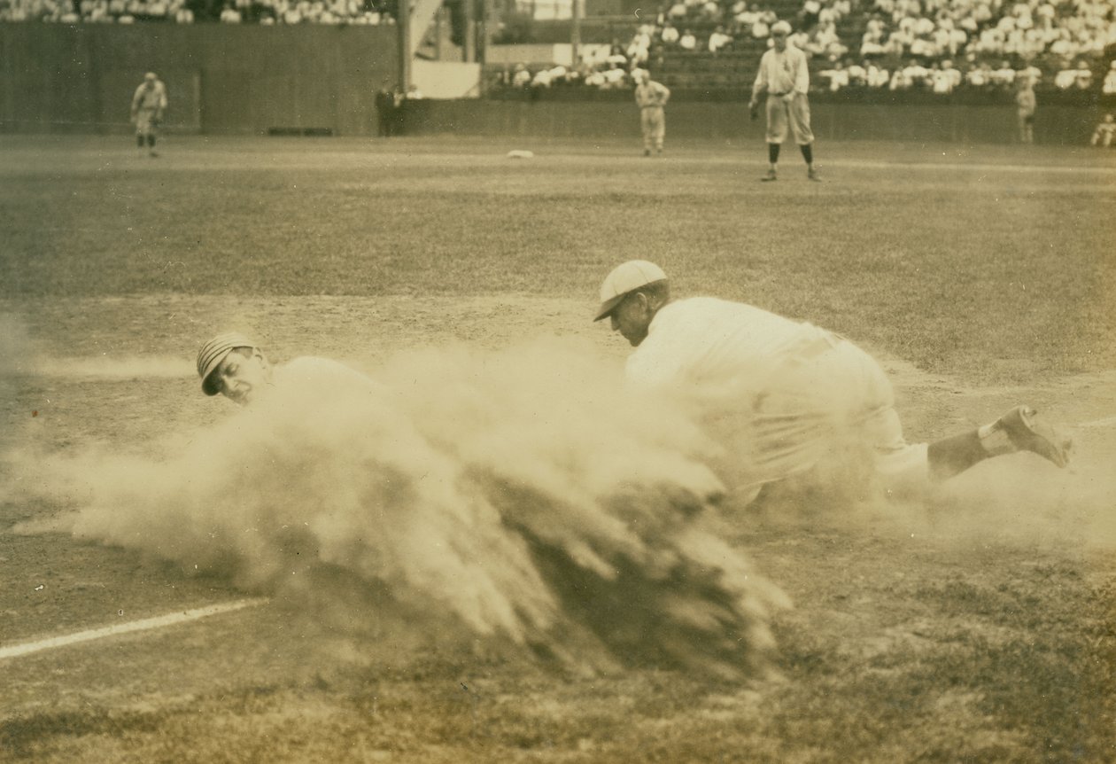 Baseball player sliding into third base at a St. Louis Terriers (Federal League) game av Russell Froelich