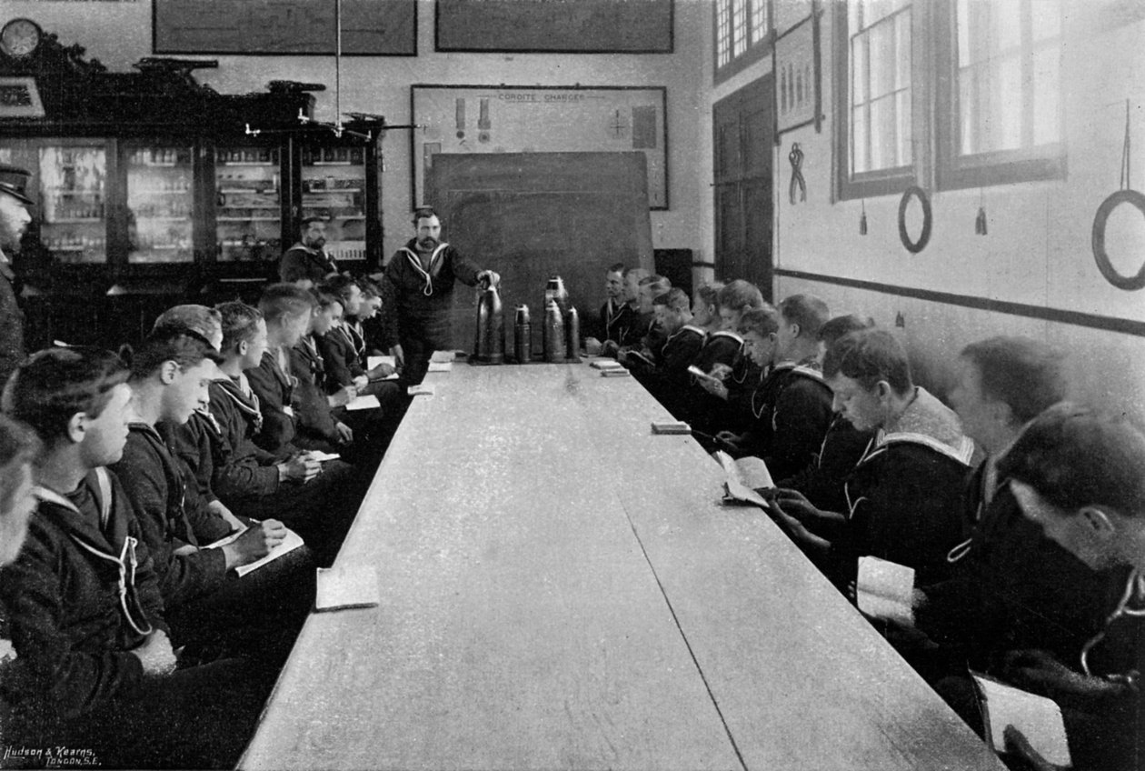 En klass sjömän vid ammunitionsinstruktion, Whale Island, Portsmouth, Hampshire, 1896 av Russell and Sons