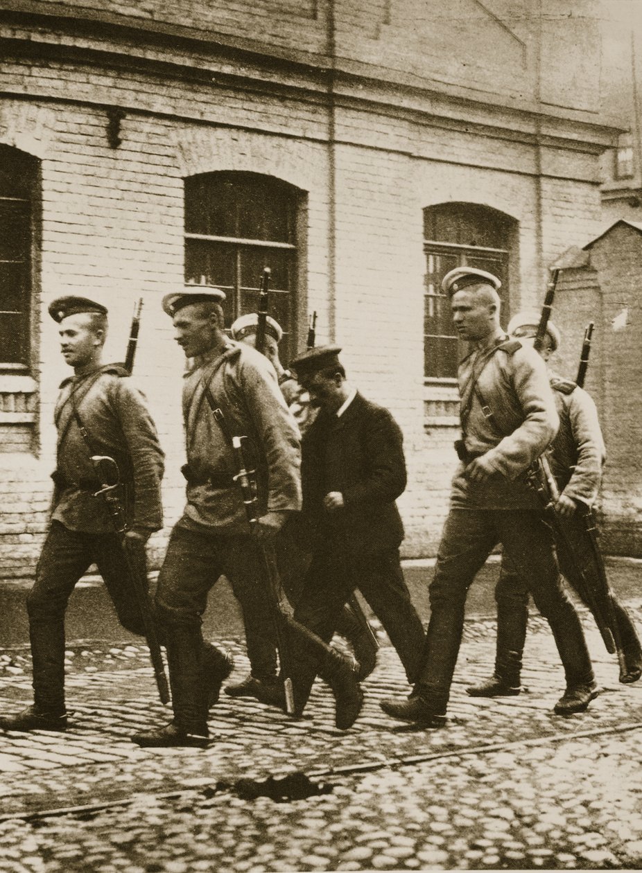 En patrull som jagar misstänkta efter revolten i Viborg, i utkanten av St. Petersburg (sepiafoto) av Russian Photographer