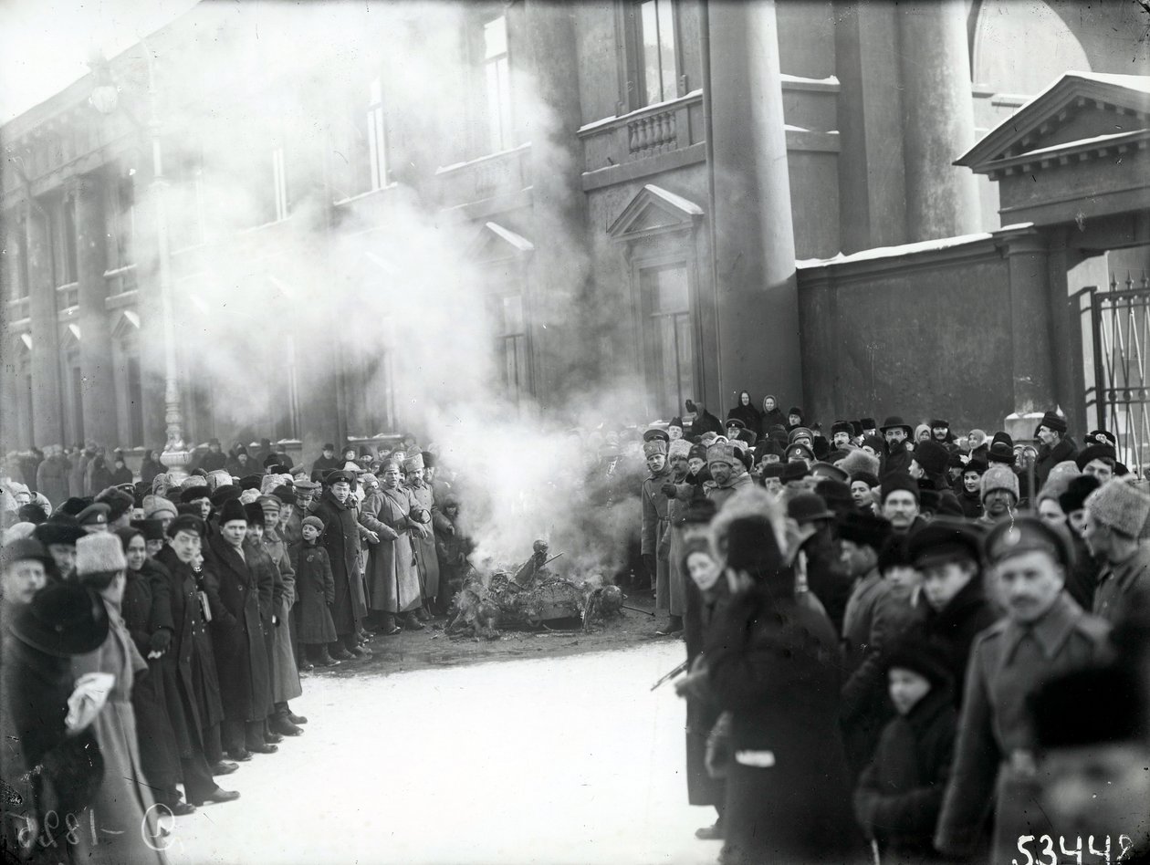 Bränning av tsarernas vapen på Nevsky Prospekt nära kejsarkontoret, St Petersburg, 1917 av Russian Photographer