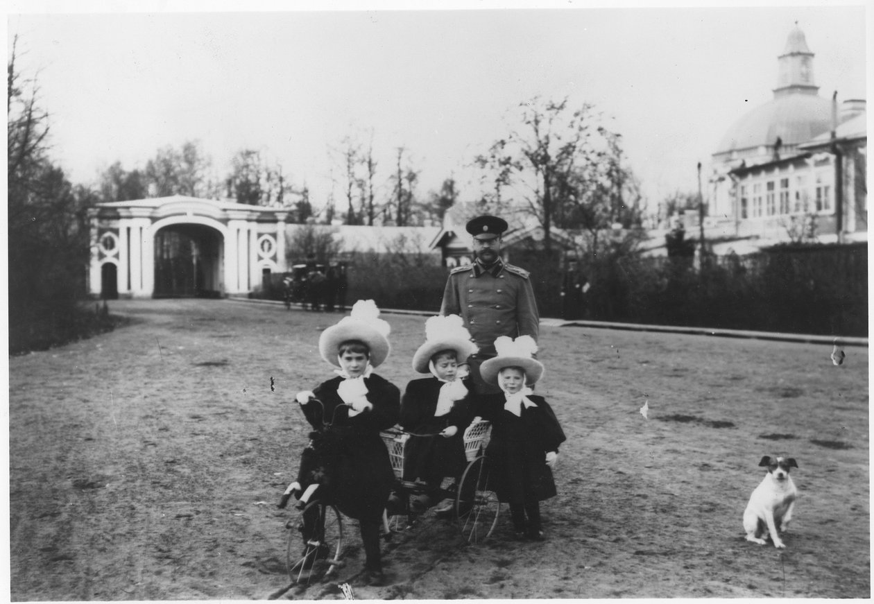 Carl Michael, hertig av Mecklenburg-Strelitz med sina tre syskonbarn, Katya, Menka och Tasha, vid Oranienbaum Palace nära St. Petersburg, ca 1898 av Russian Photographer