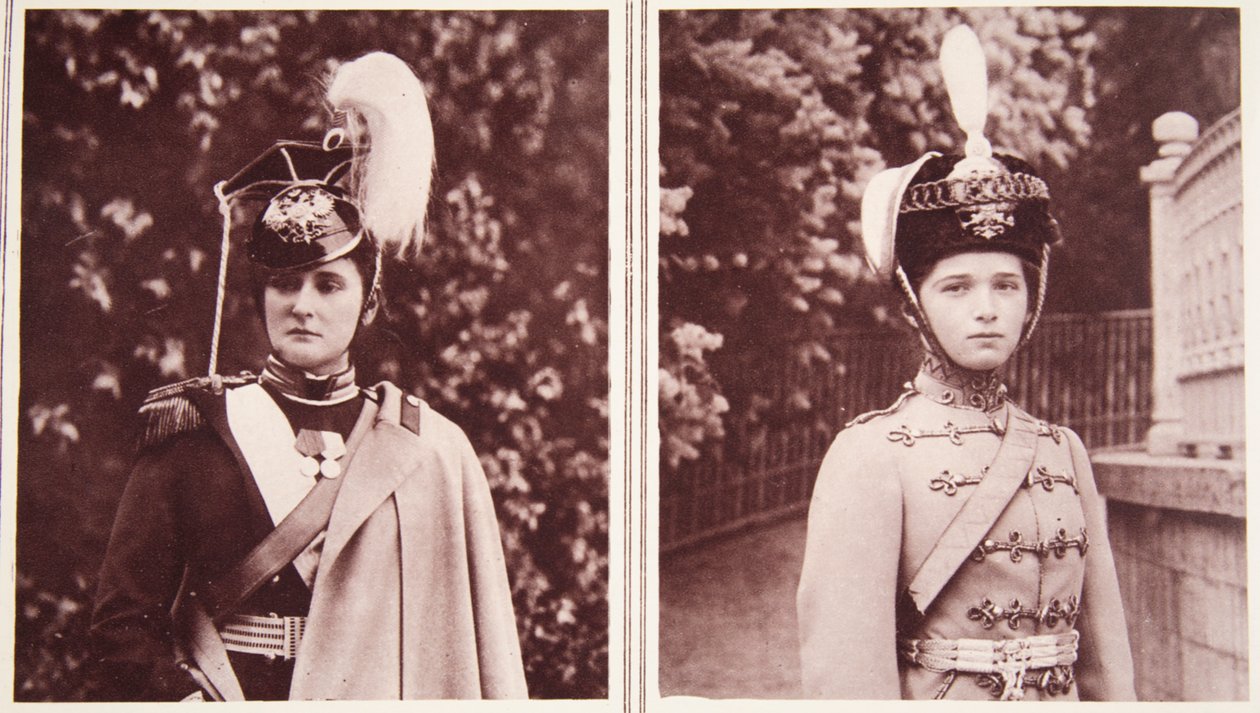 Överste för ryska Lancers: Kejsarinnan av Ryssland, och överste för ryska husarer: Storhertiginnan Olga, från The Illustrated War News (sepiafoto) av Russian Photographer