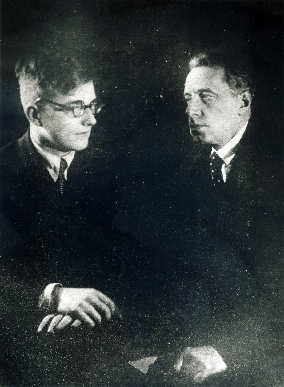 Kompositören Dmitri Shostakovich med regissören och producenten Vsevelod Meyerhold, ca 1930 av Russian Photographer