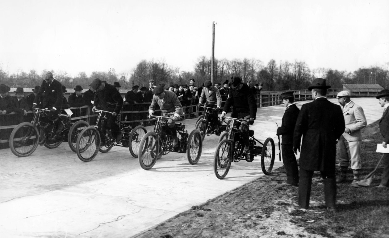 Tävlande i en motoriserad trehjuling i Sankt Petersburg, ca 1899 av Russian Photographer