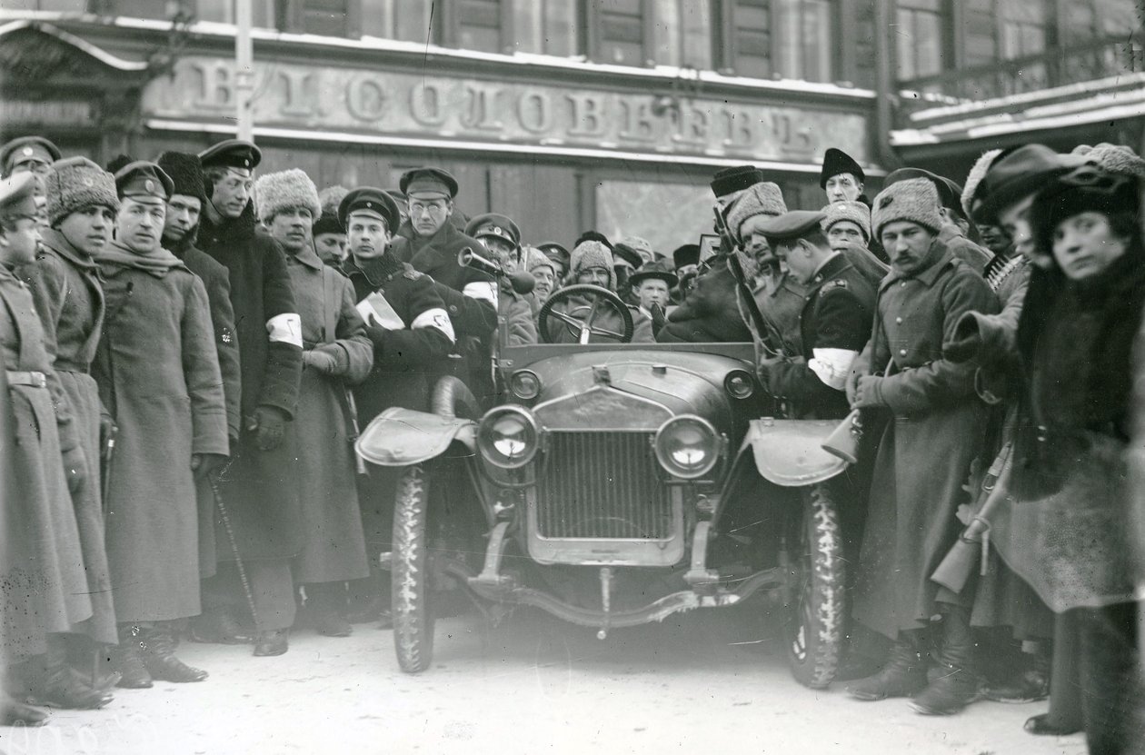 Dokumentkontroll, St Petersburg, februari 1917 av Russian Photographer