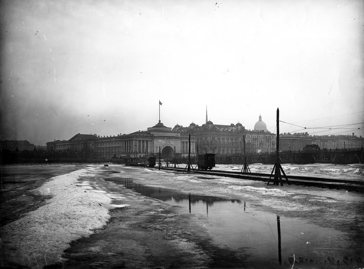 Elektriska spårvagnar utlagda på den frusna floden Neva av Russian Photographer