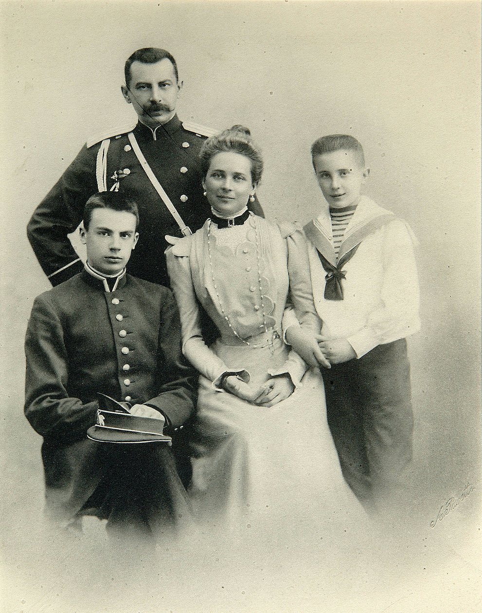 Familjeporträtt av prinsessan Zenaida Yusupova, greve Felix Sumarokov-Elston och sönerna Nikolai och Felix, från A. Pasettis studio av Russian Photographer