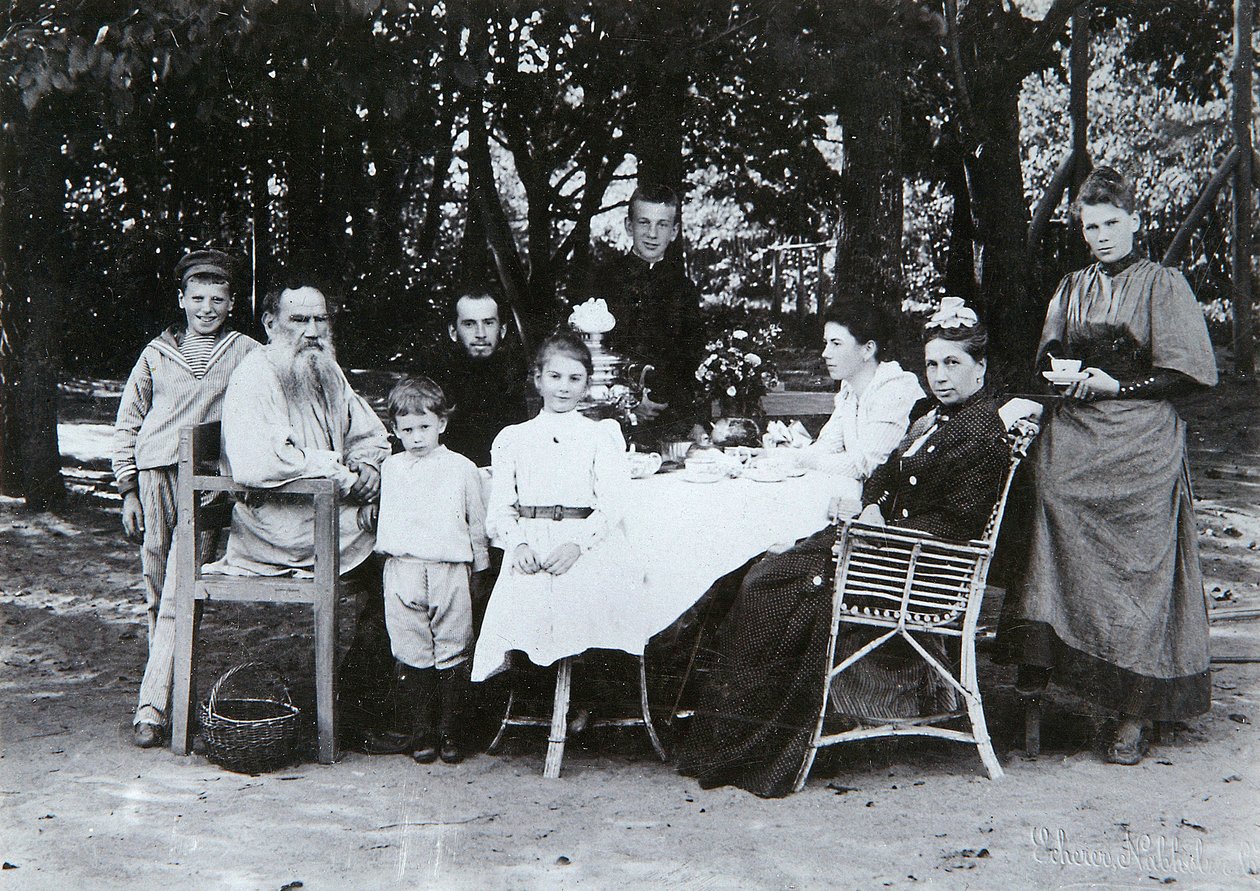 Familjeporträtt av författaren Leo N. Tolstoj, från studion Scherer, Nabholz und Co. av Russian Photographer