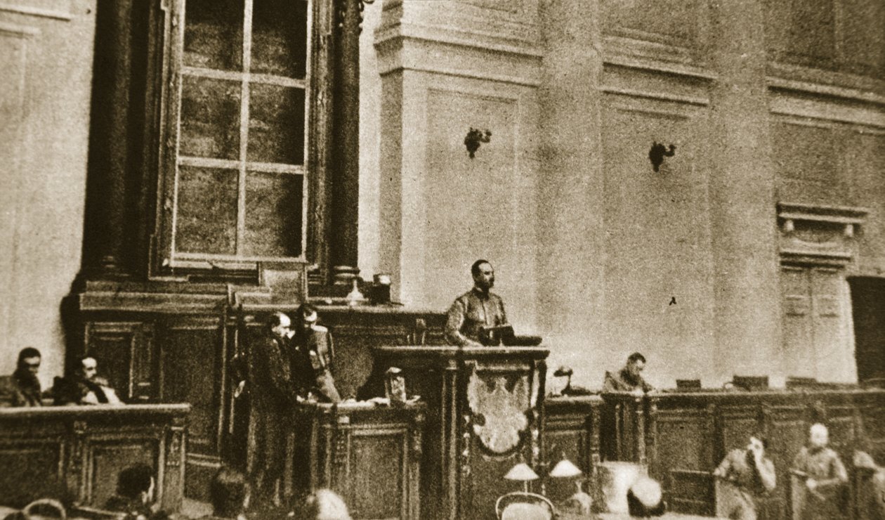 Första sessionen av den sovjetiska duman, 1917 (sepiafoto) av Russian Photographer
