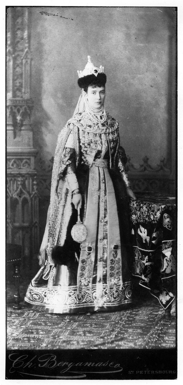 Maria Feodorovna klädd i traditionell rysk klänning, ca 1860-talet av Russian Photographer