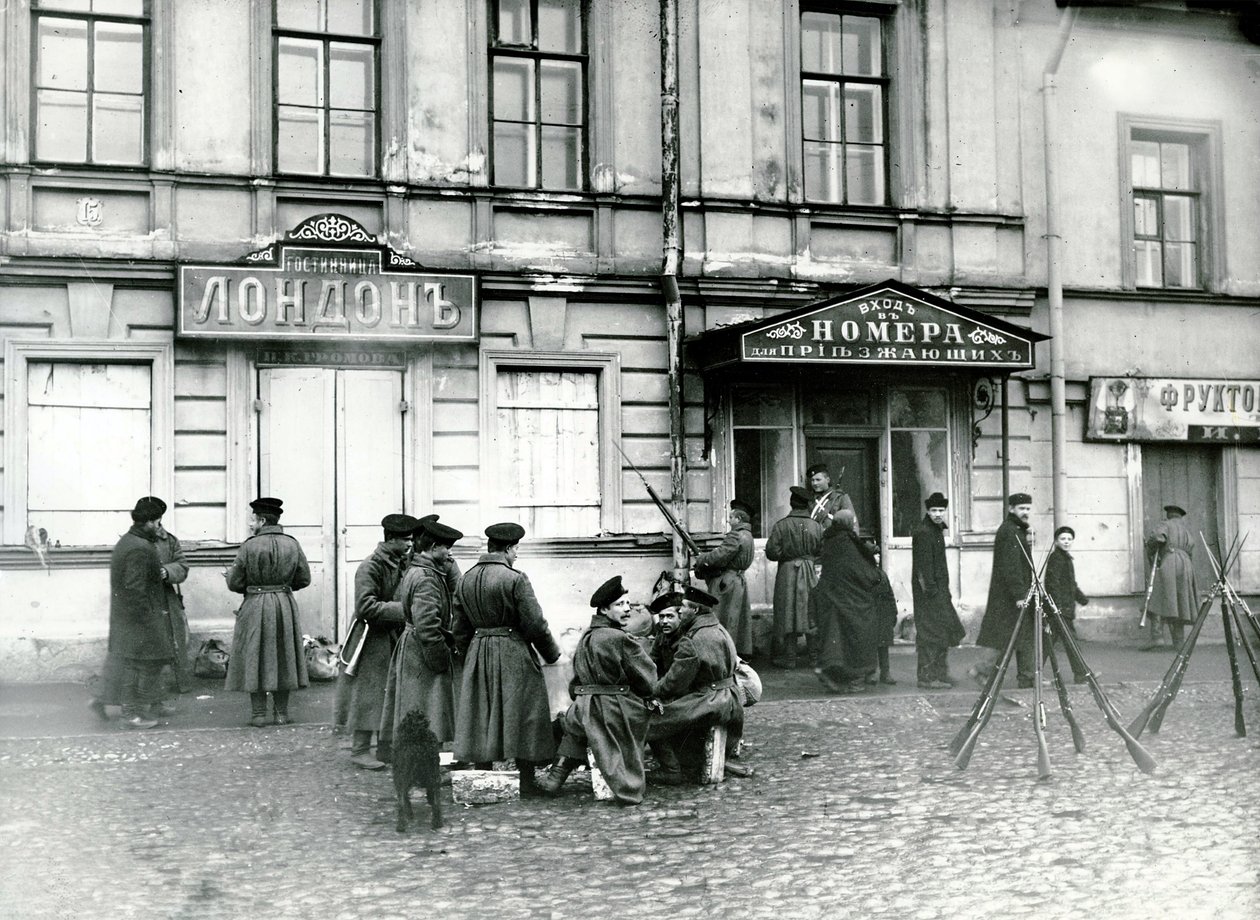 Milismän på en gata i St Petersburg, 17 oktober 1905 av Russian Photographer