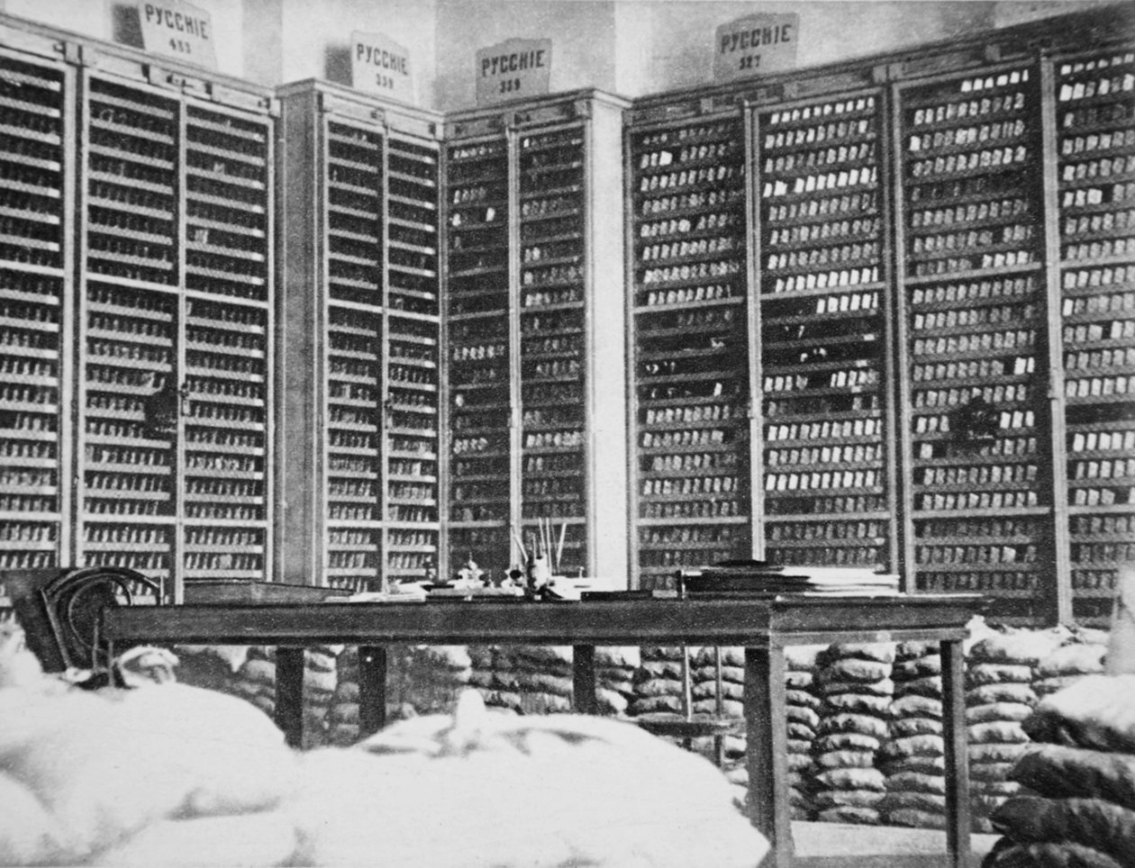 Nu allierade med Storbritannien och Frankrike: den ryska guldreserven i statsbanken i Petrograd, från The Illustrated War News av Russian Photographer