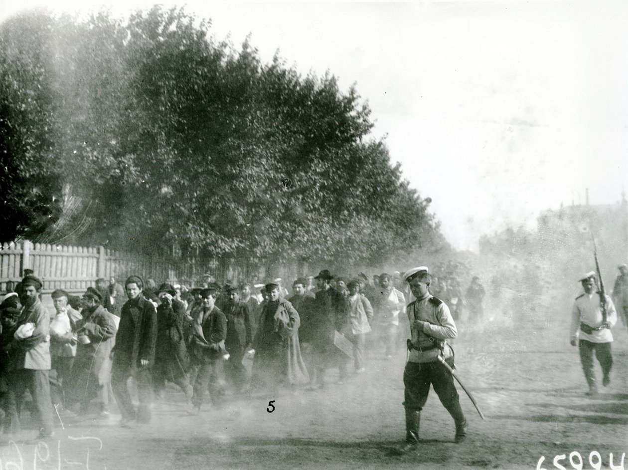 Politiska fångar eskorteras genom St Petersburg, 1906 av Russian Photographer
