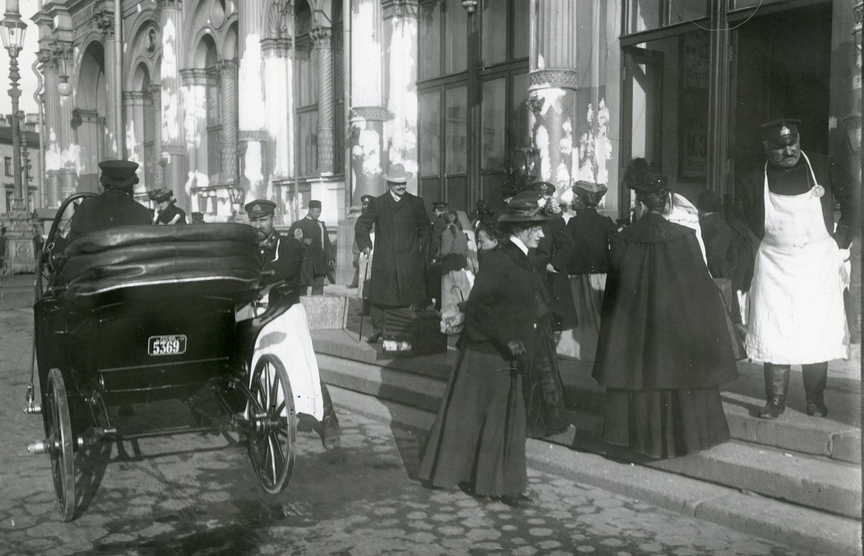 Bärare och passagerare utanför Nicholas järnvägsstation, Nevsky Prospekt, St Petersburg, ca 1913 av Russian Photographer