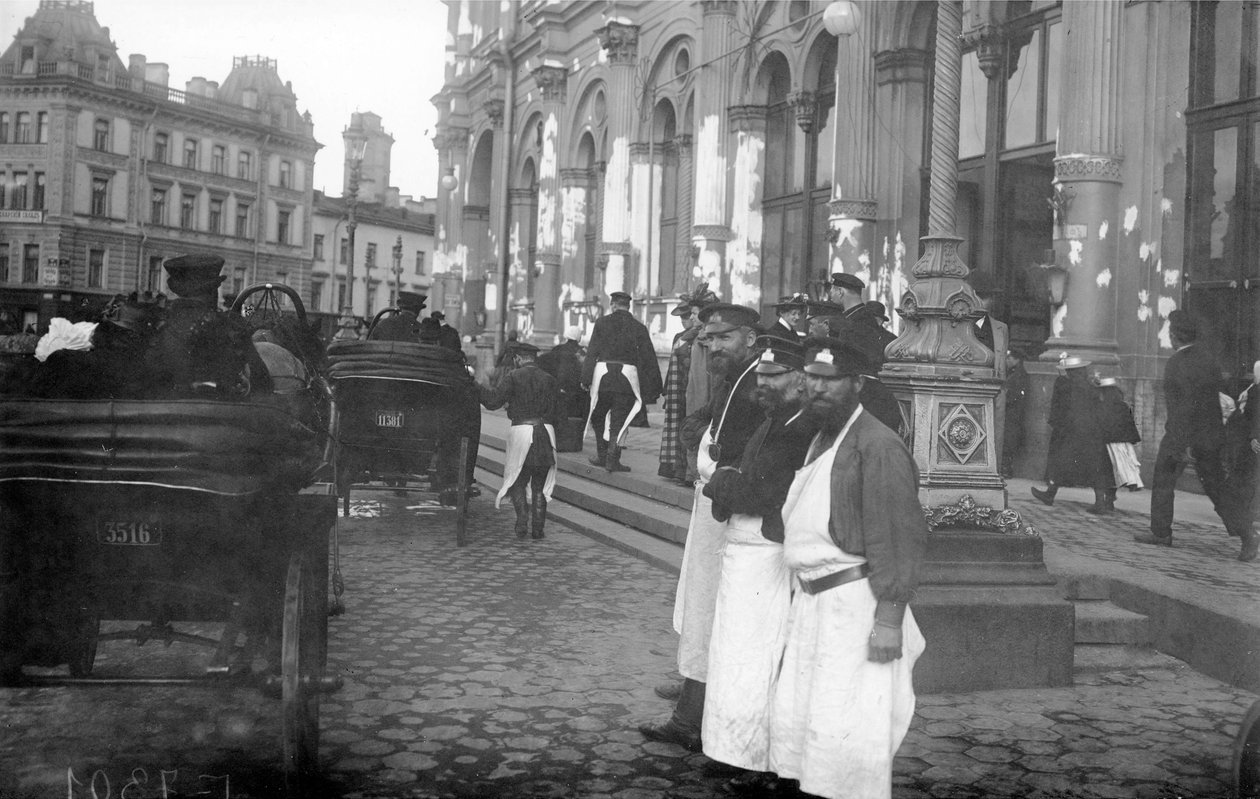 Bärare och passagerare utanför Nicholas järnvägsstation, Nevsky Prospekt, St Petersburg, 1913 av Russian Photographer