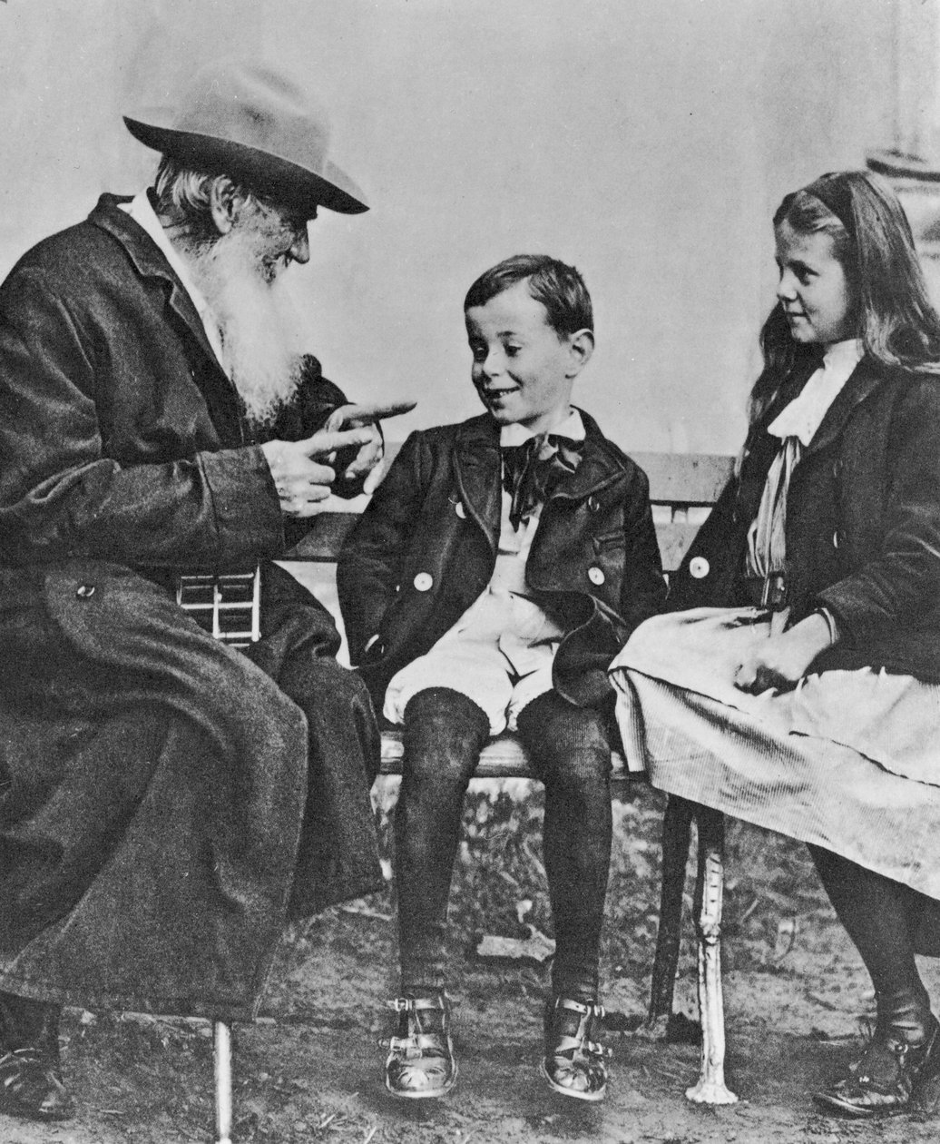Porträtt av Lev Nikolaevich Tolstoy (1828-1910) med sina barnbarn (se även 105767) av Russian Photographer