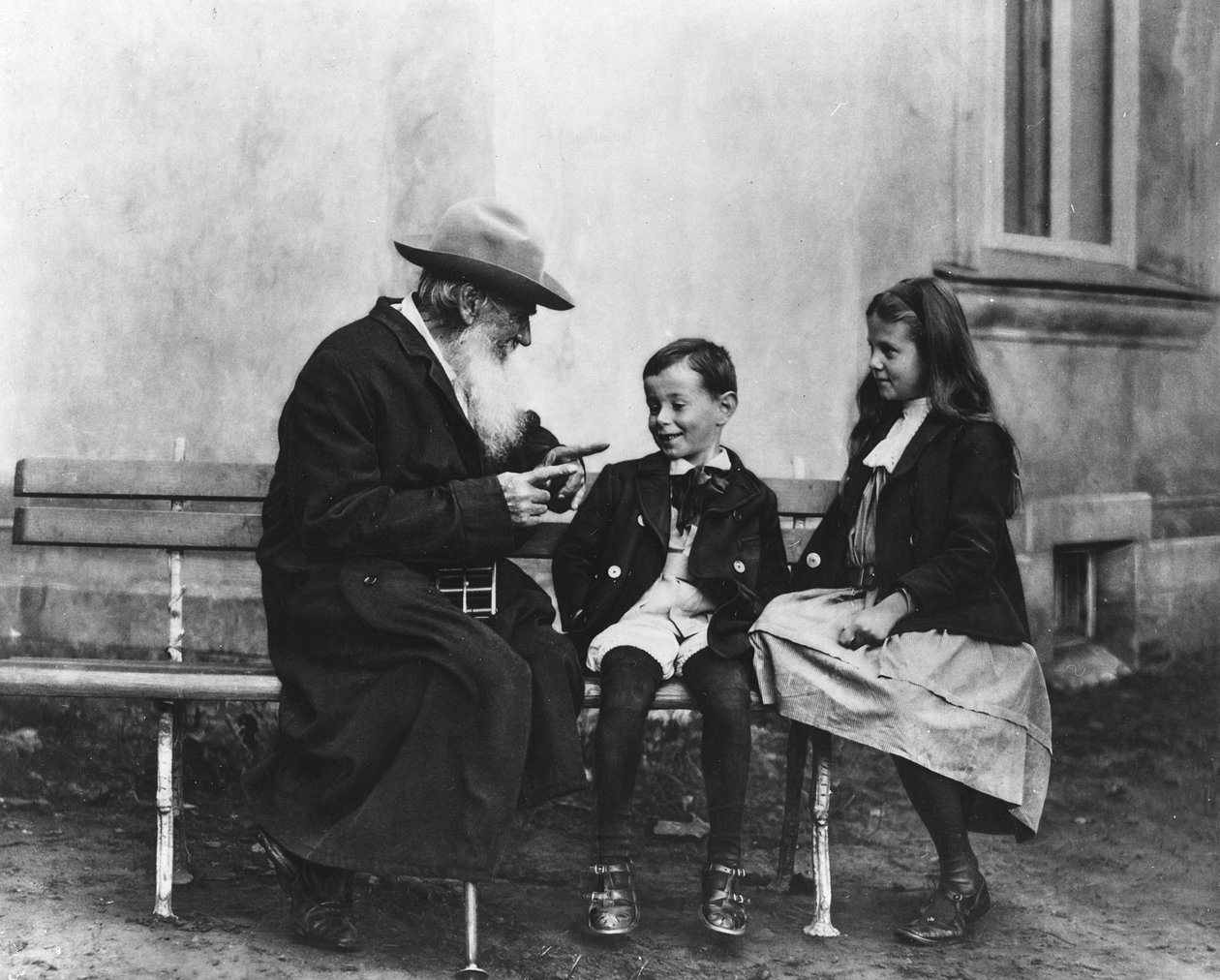 Porträtt av Lev Nikolaevich Tolstoy (1828-1910) med sina barnbarn (se även 230155) av Russian Photographer