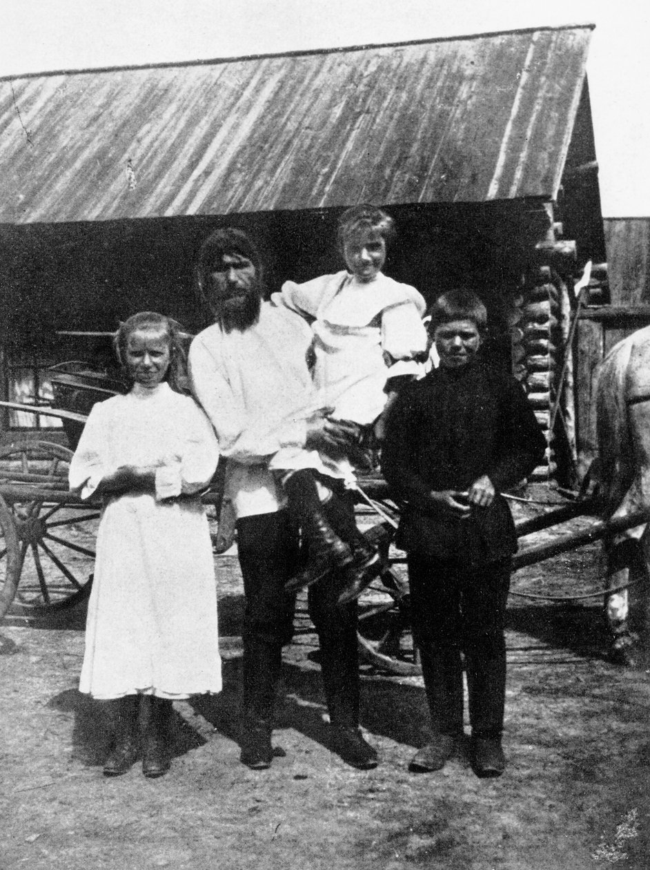 Rasputin och hans familj i Pokrovskoe av Russian Photographer