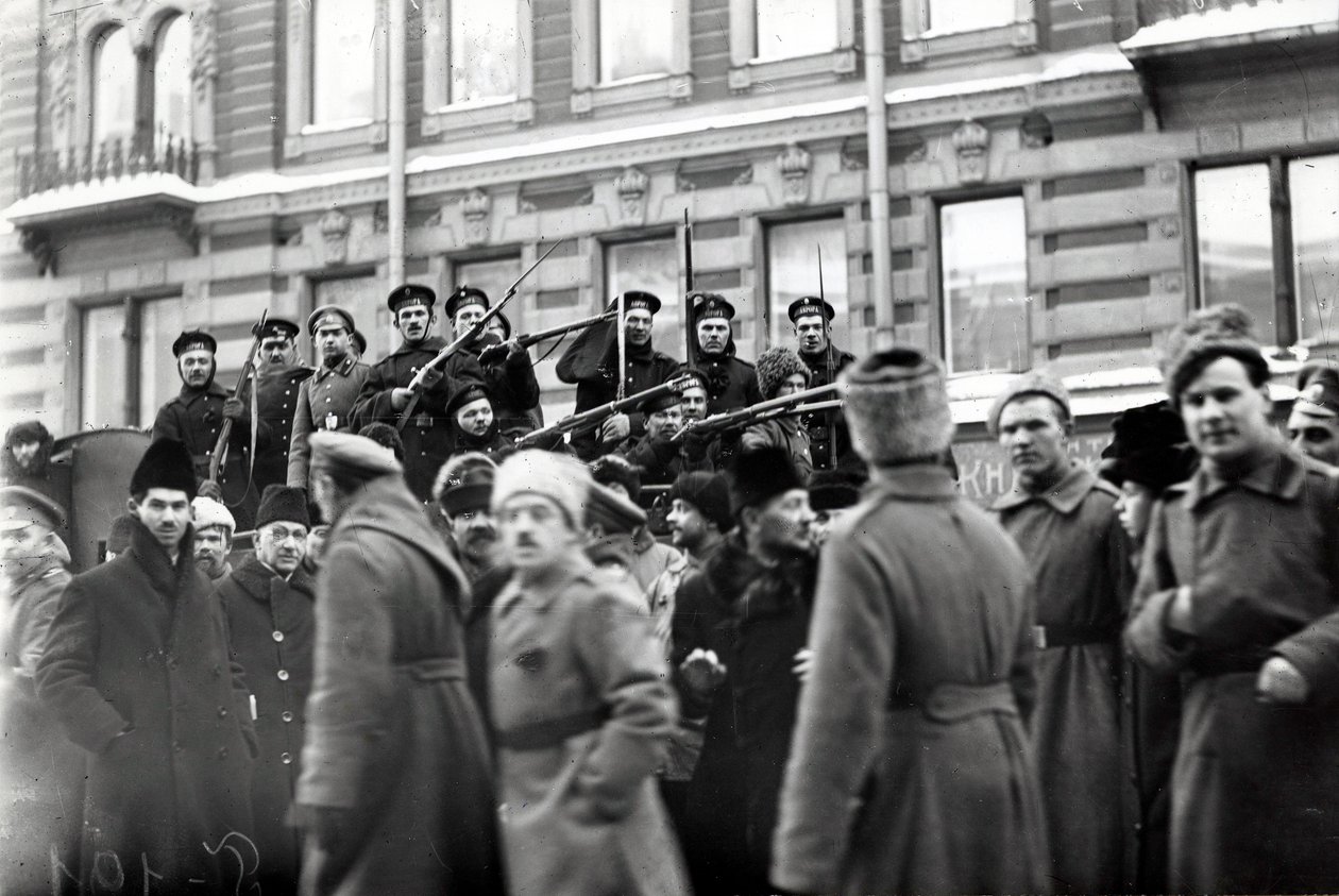 Revolutionära soldater och sjömän på Petrograds gator, februari 1917 av Russian Photographer