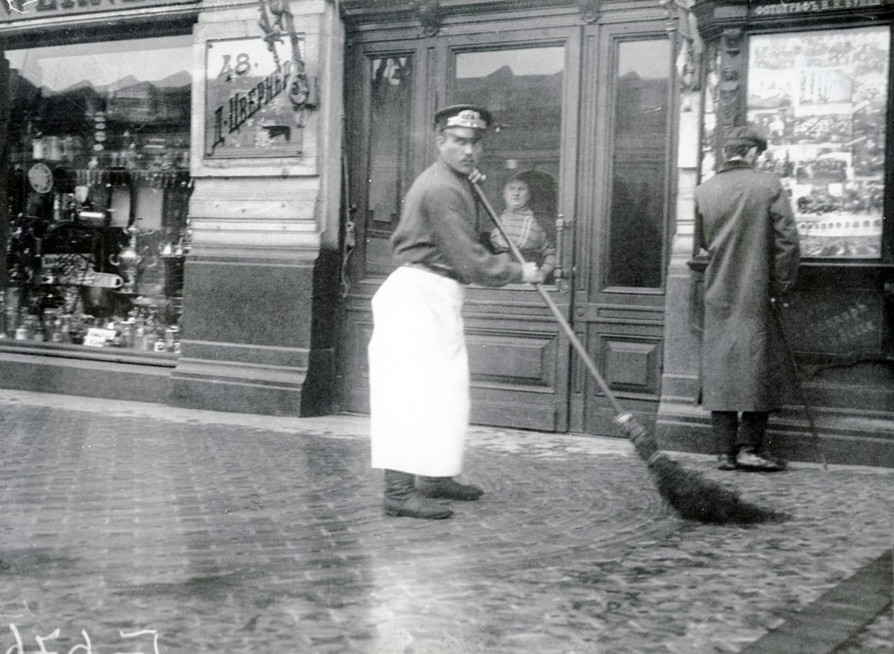 Vägsopare på Nevski Prospekt, St Petersburg, 1913 av Russian Photographer