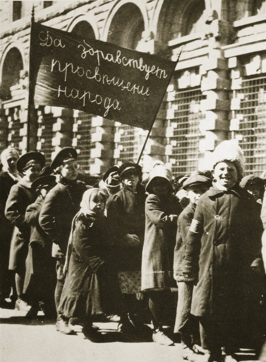 Ryska barn demonstrerar för utbildning och ett bättre liv, februari 1917 (sepiafoto) av Russian Photographer