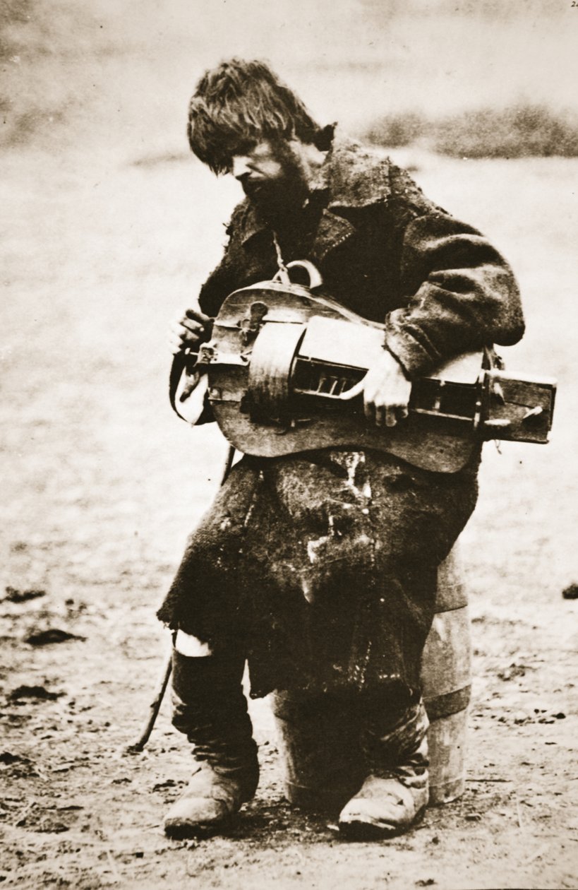 Rysk bonde som spelar gurdy, ca 1880-talet (sepiafoto) av Russian Photographer
