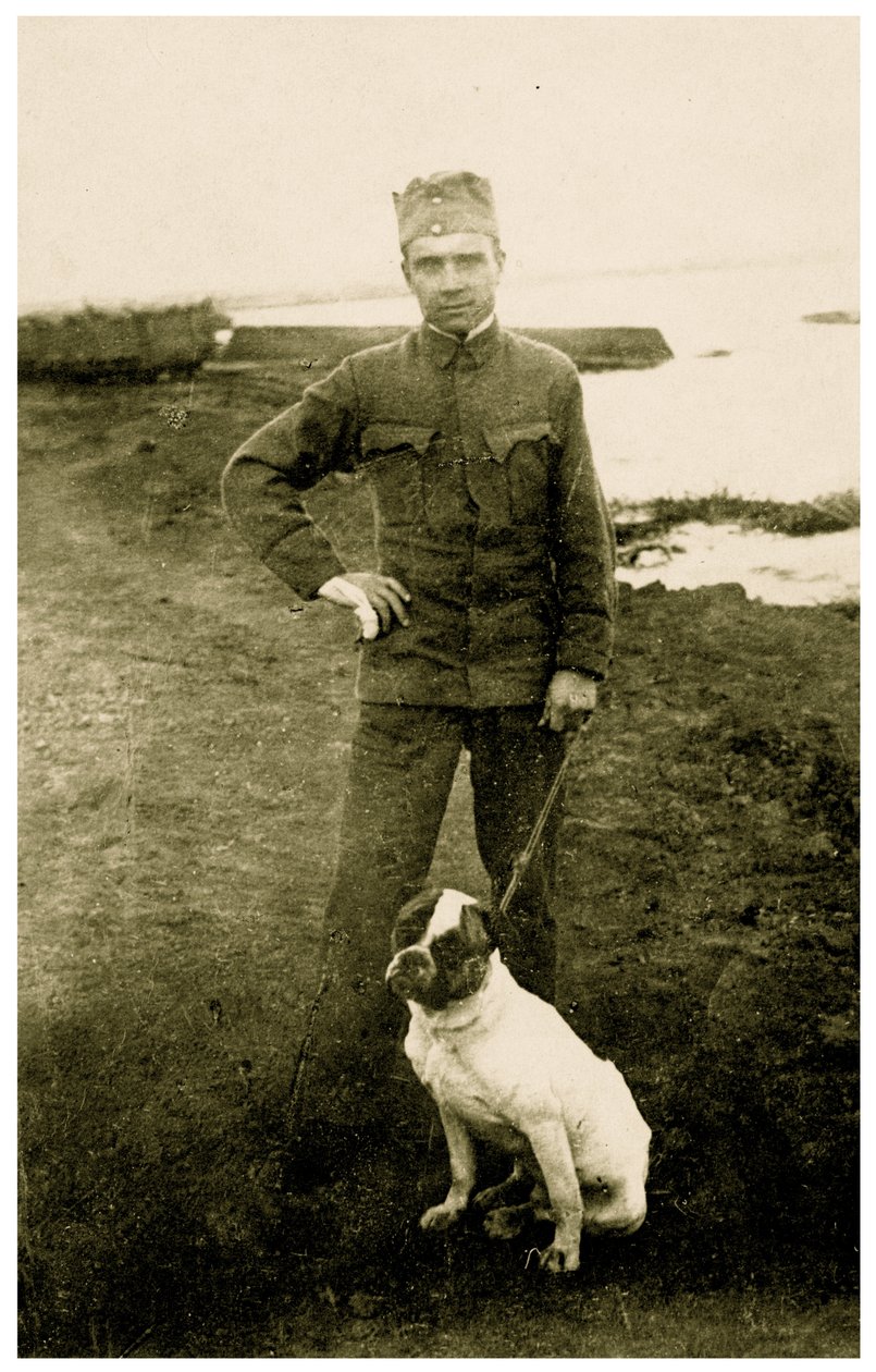Rysk soldat med hund, 1914-18 av Russian Photographer