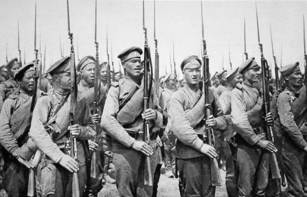 Ryssar som hejar på King George: Infantry of our gallant allies som hedrar detta land och dess härskare, från The Illustrated War News av Russian Photographer