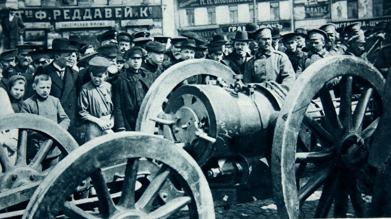 Rysslands solida tröst för förlusten av Przemysl: en av de österrikiska 24-C.M. mortlar, fångade där, i Moskva, från The Illustrated War News av Russian Photographer