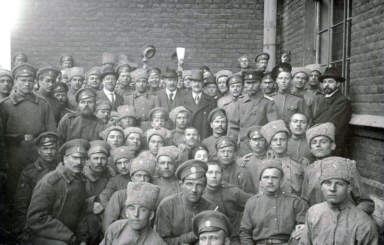 Soldater från Volinsky-enheten med underofficer T. L. Kirpichnikov och representanter för arbetarföreningar i England, St Petersburg, februari 1917 av Russian Photographer
