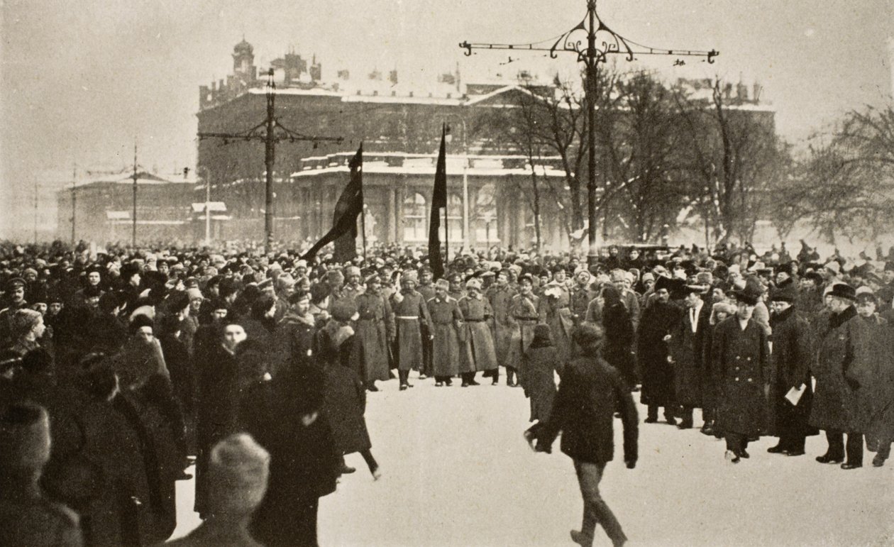 Soldater med röda flaggor leder en enorm folkmassa i Nevsky Prospect, mars 1917 av Russian Photographer