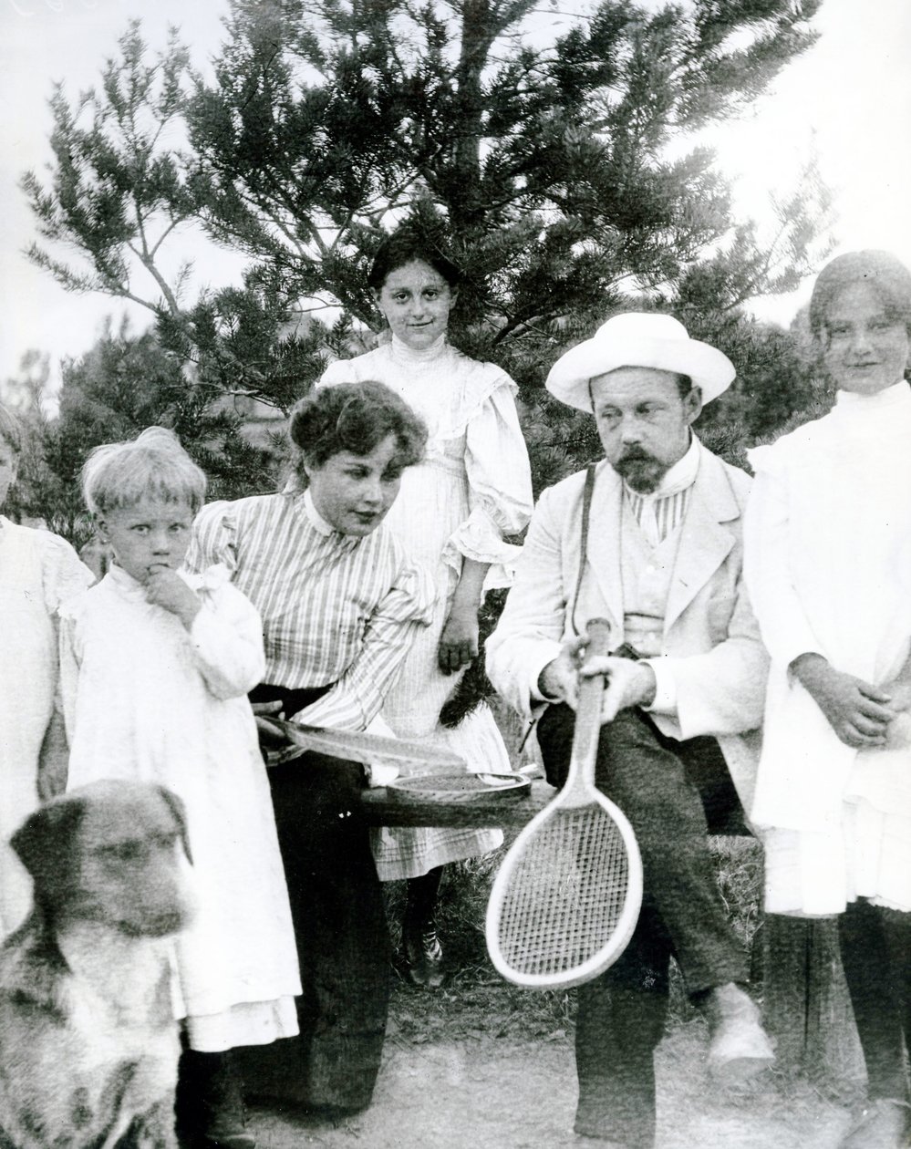 Invånare i St Petersburg tar en paus från en tennismatch, 1900 av Russian Photographer