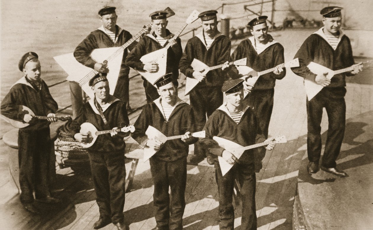 Balalaika-bandet, som håller humöret uppe i den ryska flottan, från The Illustrated War News (sepiafoto) av Russian Photographer
