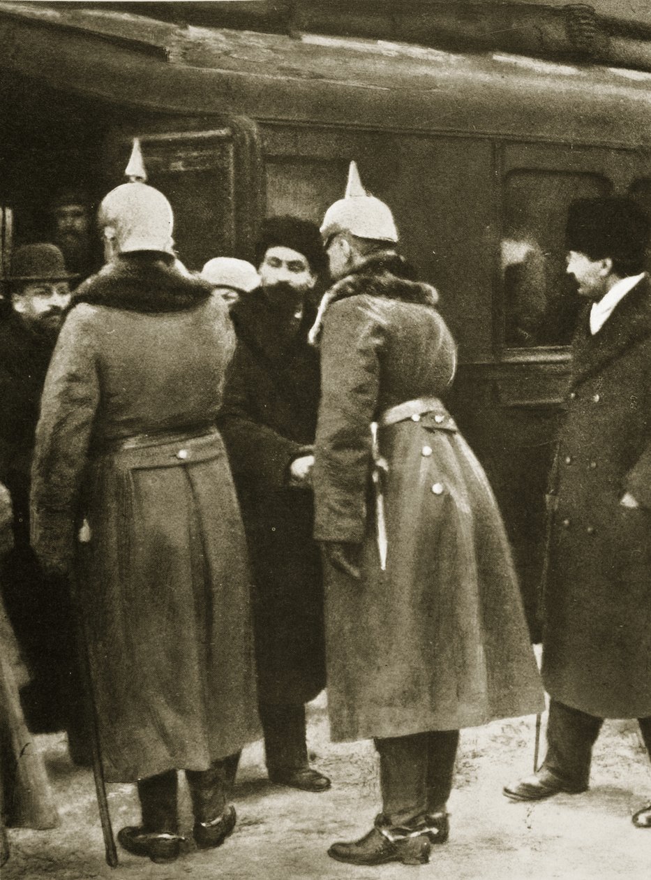 Trotskij och ryska delegater välkomnades av tyska officerare i Brest-Litovsk, december 1917 (sepiafoto) av Russian Photographer