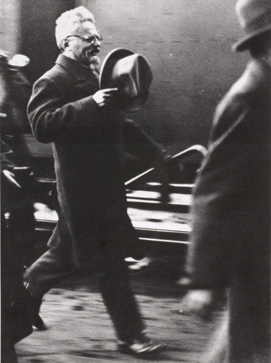 Trotskij anländer till Paris (sepiafoto) av Russian Photographer